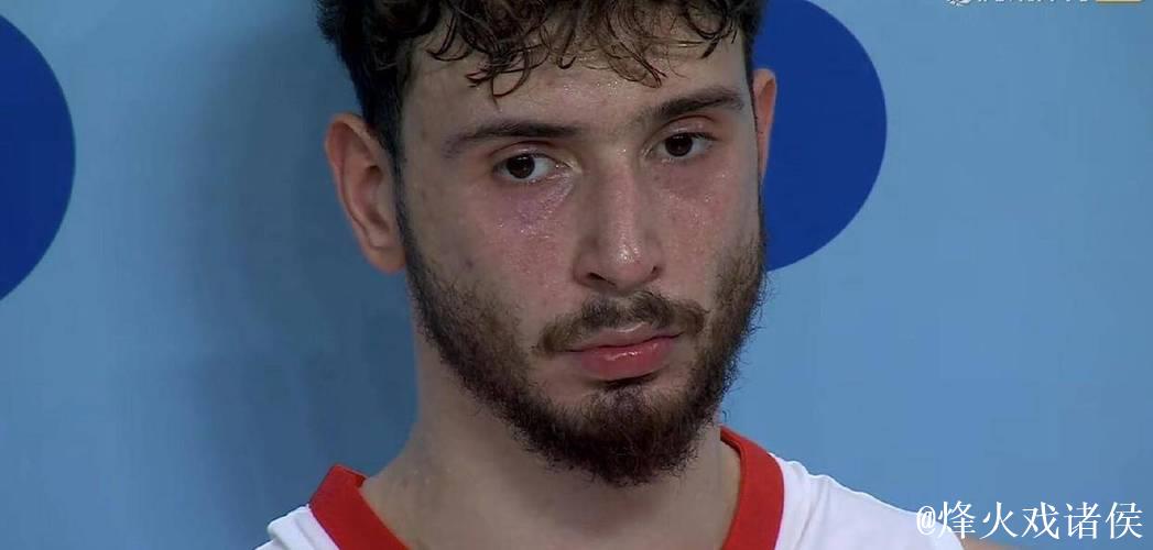 申京穿着Lebron NXXT Gen，空砍33分10篮板10助攻