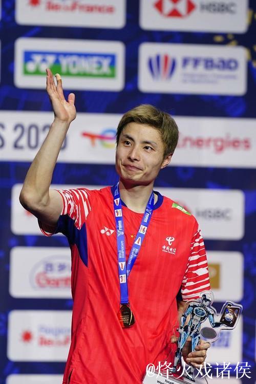 石宇奇逆风翻盘首夺世锦赛冠军 国羽男单时隔十年重回巅峰 石宇奇逆风翻盘首夺世锦赛冠军 国羽男单时隔十年重回巅峰