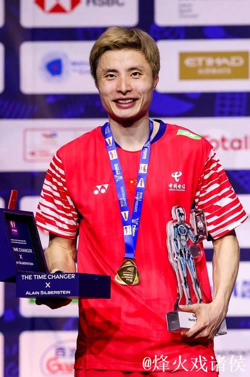 石宇奇逆风翻盘首夺世锦赛冠军 国羽男单时隔十年重回巅峰 石宇奇逆风翻盘首夺世锦赛冠军 国羽男单时隔十年重回巅峰
